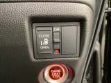 左側電動スライドドアは運転席からでも操作ができるように、ハンドル付近に開閉の操作スイッチが付いています。