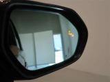隣車線を走る車両をレーダーで検知し、ドアミラーでは確認しにくい後側方エリアに存在する車両に加え、急接近してくる車両も検知します。車両を検知するとドアミラーに搭載されたLEDインジケーターが点灯します。