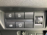 運転席まわりにスイッチがまとまり、表示やマークを見ながら必要な操作を確認できます。照明調整用のダイヤルも手の届く位置にあり、日常使いに便利です。