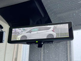 インテリジェントルームミラー搭載で、車の後方に設置されたカメラ映像を映し出してシートバックやヘッドレスト、同乗者に視界が遮られることがなく視認性が非常に良いです