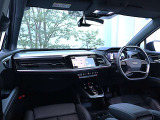 内装はシンプルに使い勝手を考え作られています。お車を運転する感覚をダイレクトに体感して頂けます。室内も広くロングドライブにも快適にお過ごしいただけます。