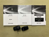 メンテナンスノートおよび備え付けのカギの画像になります。これまでの点検・整備履歴が確認できるメンテナンスノートが揃っており、車両の管理状況が分かりやすくなっています。