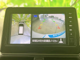 後方映像に加えて車両周辺を見渡す画面も表示され、駐車時の周囲確認を助けます。ガイド線も目安にしながら、後退時に障害物や車の位置を把握しやすく、日常の駐車で役立ちます。