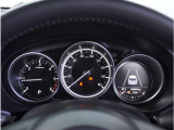 【明るく見やすいメーター】視認性が良く明るく見やすいメーター。運転者にとって見やすいメーターは運転していても疲れないですよね。
