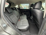 2列目にご乗車の方もゆったり足が組める驚きの広さです。