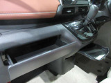 インストスライドボックス ティッシュボックスがまるまる一つ入るボックスです運転席からも開け閉め可能です