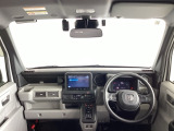 運転席は、大きな座面と包み込むような背もたれがドライバーの身体全体をしっかり支えます。上質なシート素材と座り心地のよいクッションを採用し、長時間の運転やコーナーの多い道も快適です