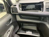 上下に収納があるので、常備しておきたい小物など分けて収納でき、車内をきれいに保てます!