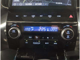 スマートキー付きです。スマートキーとは鍵を車に差し込まなくても、ドアノブを触ったりするだけで、ドアロックを解錠できます。これが凄く便利なんですよ。