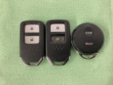 スマートキーを装備しています。鍵を差し込むことなくドアロックの開け閉めと、スタートボタン操作でのエンジンスタートができます。加えて、純正リモコンエンジンスターター用の操作キーもついています。