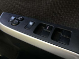ラクラク操作のパワーウインドウ付きです。運転席はワンタッチオート機能付きです。また、電動格納ドアミラーも装着、狭い駐車スペースなどでの使用時に大変便利です。