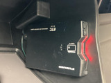 ETC車載器を装備しており、対応する料金所ではETCを利用した通過ができます。一般レーンでの支払いを減らせるため、高速道路を利用する機会のある方にも便利な装備です。