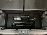 リヤには「いざ」という時のための工具が装備しております。ジャッキ・ナットレンチ・タイヤパンク修理キット・ミニコンプレッサーなどのお助けキットです。