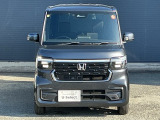 LEDヘッドライトは、本当に明るくて安全です。暗い夜道からお客様を守ってくれます。運転しやすいですし、自慢にもなるかも?黄色いハロゲンライトと見比べてください。