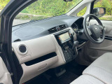 運転席まわり。ハンドル・メーターまわりの状態です。スマートキーでプッシュスタートができます