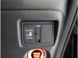 運転席についているスイッチでもリヤ席のスライドドアの開閉ができます。