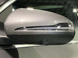 死角検知警告システムが装備されており、車線変更の際、死角に入る車両の検知、警告を行います。また、サイドミラー内部のインジケータが点灯し、危険の促しをしています。