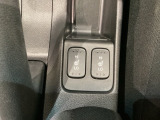 前席の左右別々のシートヒータースイッチが付いています。HiとLoの2段階で温度設定ができます。