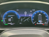 速度や各種走行情報がメーター内に整理して表示され、運転中も必要な情報を確認しやすい構成です。明るい表示と見やすい文字で、日常の運転をしっかりサポートします。