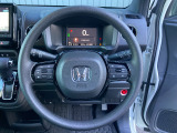 ハンドル左側にはオーディオ操作が出来るオーディオリモートコントロールスイッチ、右側にはHonda SENSINGとオートクルーズコントロールのスイッチを装備!長距離運転や高速道路の運転では大活躍です