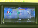 画面には目的地検索やソース切替などの項目が並び、使いたい機能を選びやすい構成です。カスタムメニューや電話メニューも表示され、移動中の操作をまとめて行えます。
