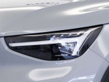 北欧神話に登場するトール神がもつハンマーをモチーフにしたT字型のポジションライトが印象的なLEDヘッドライト。一目でボルボだと認識出来ます。