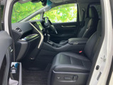 前席はゆったりとした座面で、運転席から前方や周囲を見渡しやすいレイアウトです。手の届きやすい位置に操作部がまとまり、乗り降りの際も車内の様子を確認しやすくなっています。