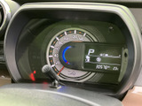 速度計と中央の表示部がまとまり、速度やシフト位置、燃料残量などを運転席から確認しやすい構成です。必要な情報をひと目で把握でき、日々の運転をサポートします。