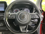 手元に複数のスイッチがまとまり、運転姿勢を保ちながら各種操作にアクセスしやすい配置です。握りやすい形状で、日々の運転をサポートする使い勝手のよい装備です。