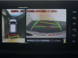 パノラミックビューモニター付きです。車両を上から見た様な映像を画面に表示。運転席からの目視だけでは見にくい、車両周辺の状況をリアルタイムでしっかり確認出来ます。