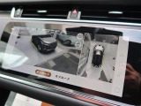 ボディの目立たない位置に設置された4台のデジタルカメラにより、車の周囲360度のオーバーヘッドビュー表示。それぞれのカメラを単独もしくは2か所表示することも可能。狭い場所や出入口なども安心できます!