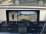 サラウンドビューカメラ装備 車両の4つのカメラから得た映像を合成し、上空から眺めているような映像をモニターに映し出します。車両周辺の歩行者や障害物などの発見に役立ちます。