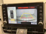 パノラミックビューモニター付きです。車両を上から見たような映像をディスプレイオーディオ画面に表示。運転席からの目視だけでは見にくい、車両周辺の状況をリアルタイムでしっかり確認できます。