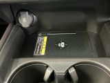 スマートフォンを置いたまま充電出来るワイヤレス充電器付きです!