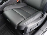 ボルボのシートの特徴は、長時間乗車でも驚くほど疲れないこと。これは身体をしっかりと保持し、体圧分散をしているからなのです。