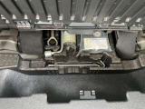 ラゲッジルーム下にエアポンプ・パンク修理剤・車載工具などがあります。