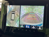 後方の映像に加えて車両周辺の様子も画面で確認でき、駐車時の周囲確認をサポートします。ガイド表示も備わり、後退時に距離感をつかむための目安として活用できる便利な装備です。