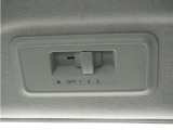 後席用エアコンの操作パネルも装備されており、快適なドライブをお楽しみいただけます。