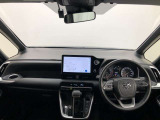 シンプルながら機能性あふれる運転席廻りです。視界性もよく、運転しやすいですよ。