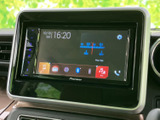画面にはラジオやオーディオ、Bluetoothなどの項目が表示され、タッチ操作で機能を選べる構成です。表示がまとまっていて確認しやすく、日々の移動中にも使いやすい装備です。
