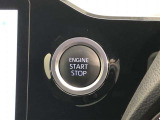 エンジンスタートスイッチです。キーが車内にあれば、エンジンの始動や停止はスイッチを押すだけ!キーを取り出す手間を省き、ワンプッシュで操作できるので簡単でスムーズです。
