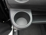 カップホルダーは運転席や助手席からちょうど手の届く位置です!!