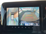 後方の映像に加えて車両周囲の状況も表示され、駐車時の位置確認に役立ちます。ガイドラインも表示されるため、限られたスペースでの後退をサポートする便利な装備です。