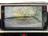 後方の映像に目安線が表示され、駐車時に車両後方の状況を確認する際に役立ちます。画面上の案内を活用しながら、周囲にも注意を払って落ち着いて操作できます。