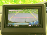 後方の様子を画面で確認しながら駐車でき、ガイド線も目安として役立ちます。見通しを補助してくれるため、車庫入れや駐車時の確認に便利です。