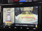 バックカメラの他に上から見下ろしたような画像が見れるアラウンド(全方位)モニター。前後左右を把握できる、すごい機能が装備されています!