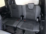 3列目シートは跳ね上げ式で折りたたみ可能です。キャンプ用品など大きな荷物もばっちり収納可能です!