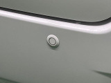 駐車場などでペダルの踏み間違えた時、急発進を抑制するバックソナーセンサーが付いているので安心です。