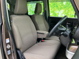運転席と助手席には、明るい色合いのシートを採用。窓が大きく外の様子を確認しやすい視界が広がり、前席それぞれで落ち着いて過ごしやすい室内空間となっています。
