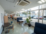 展示台数の多い当店は、商談スペースも広々です。窓側の明るいスペースで確保しております!